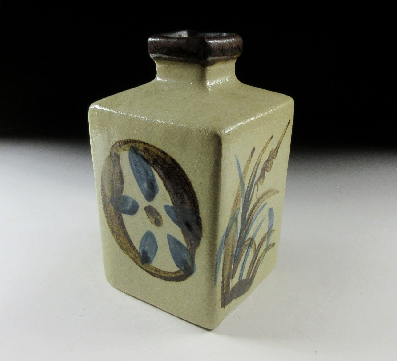 Small Ryukyu-ware Vase