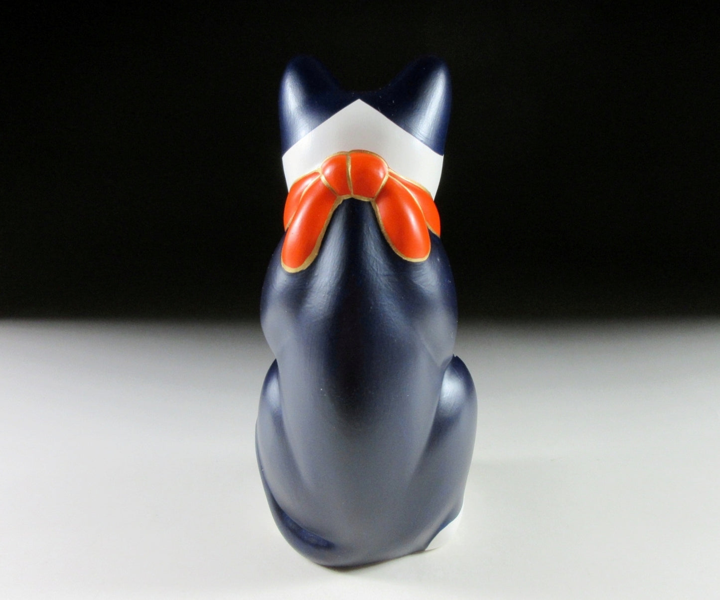 Blue and White Chugai Toen Maneki Neko