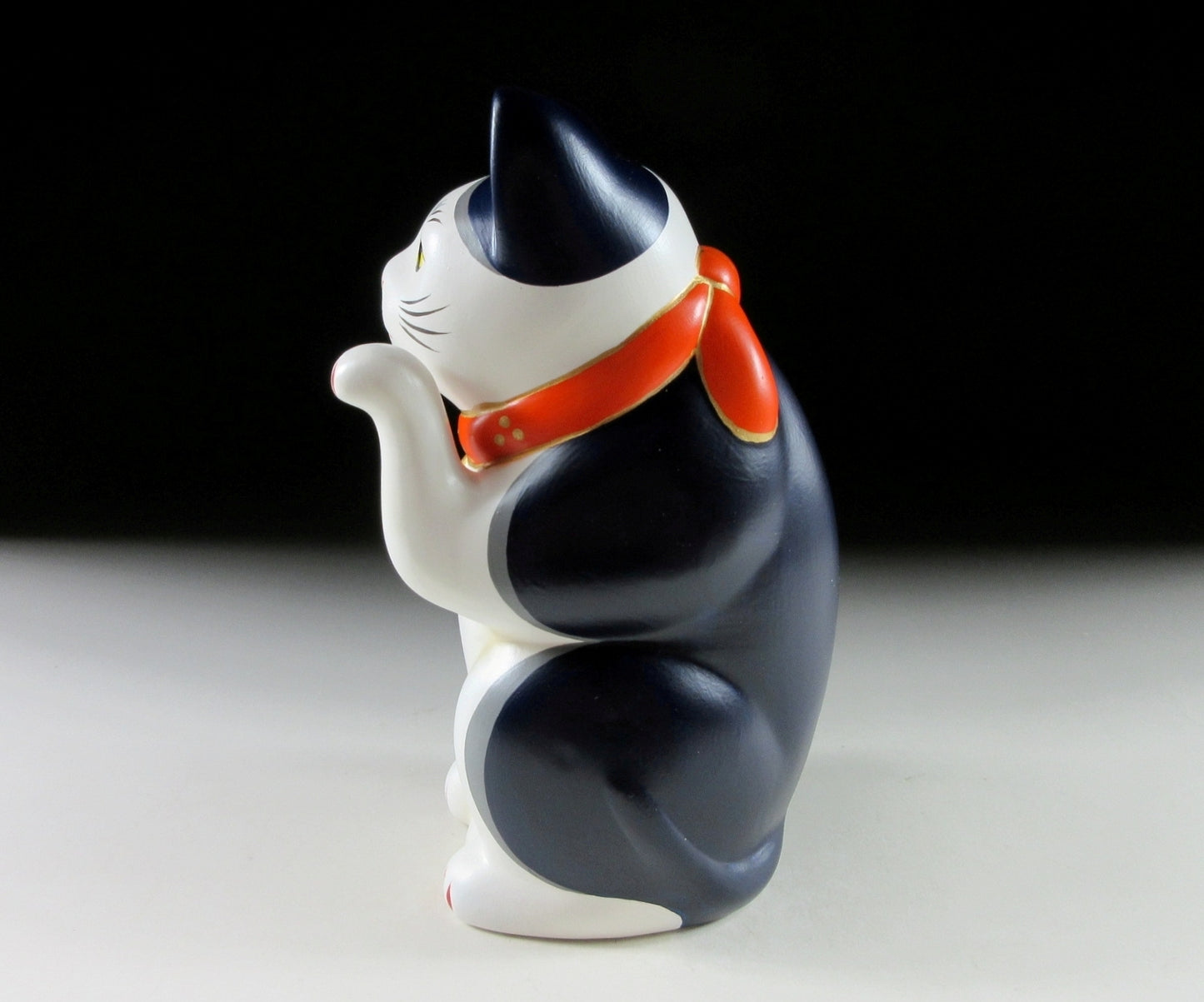 Blue and White Chugai Toen Maneki Neko