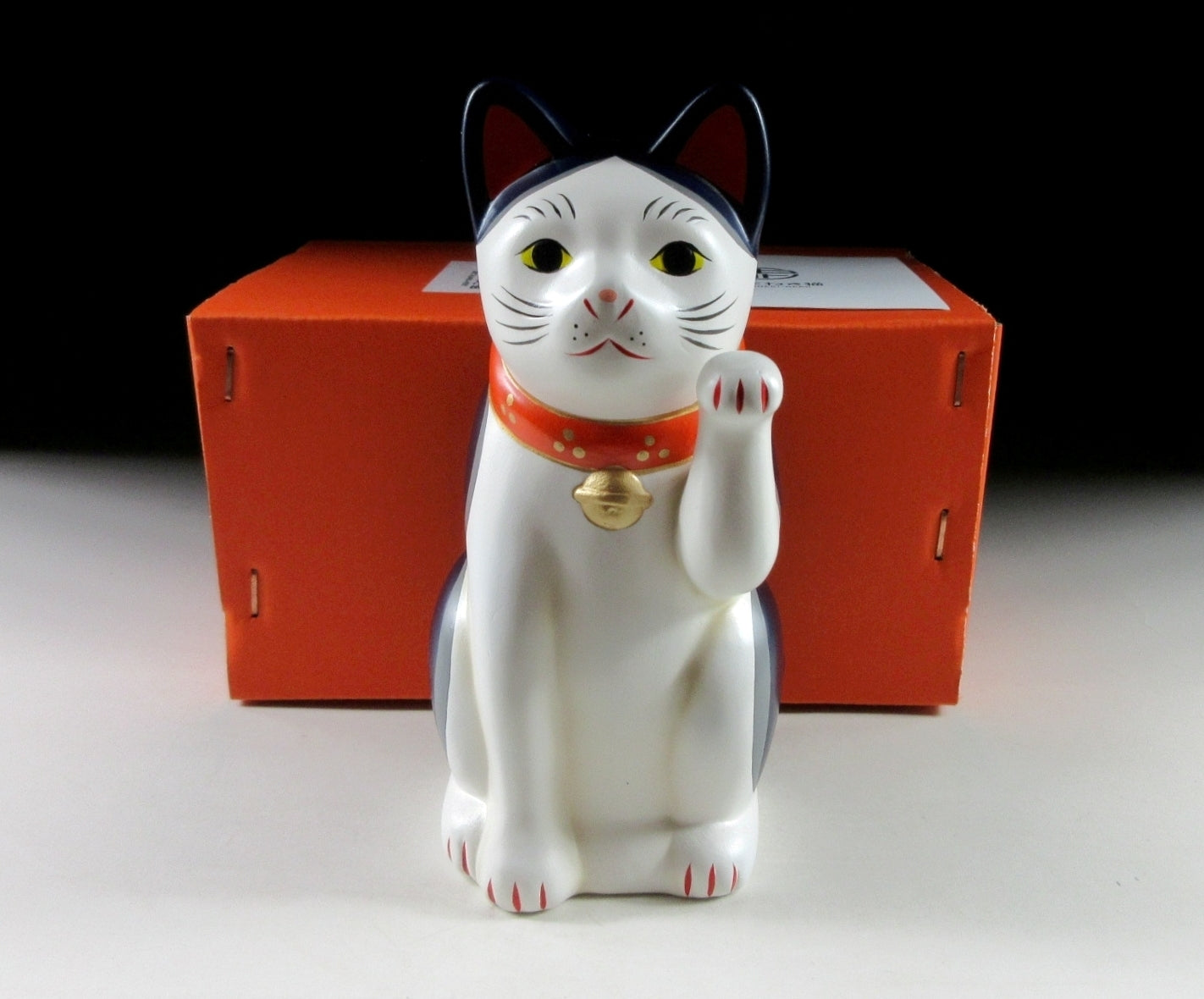 Blue and White Chugai Toen Maneki Neko