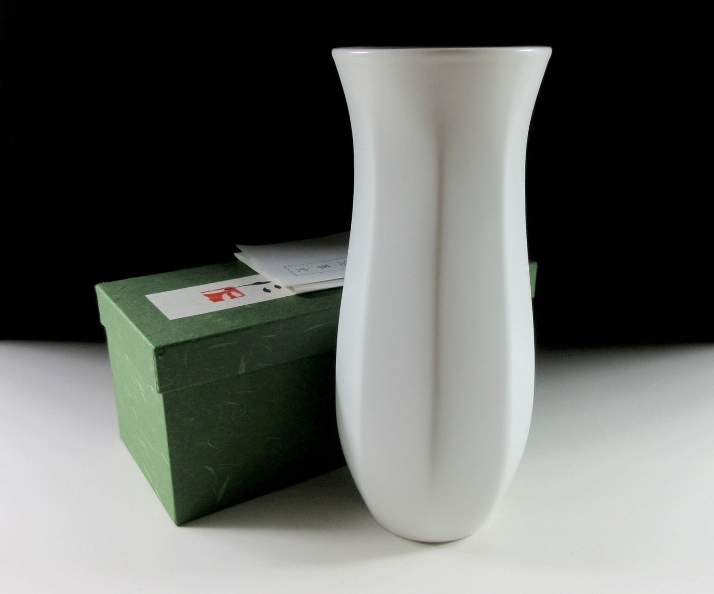 Nagasawa Jin Izushi-ware Porcelain Vase